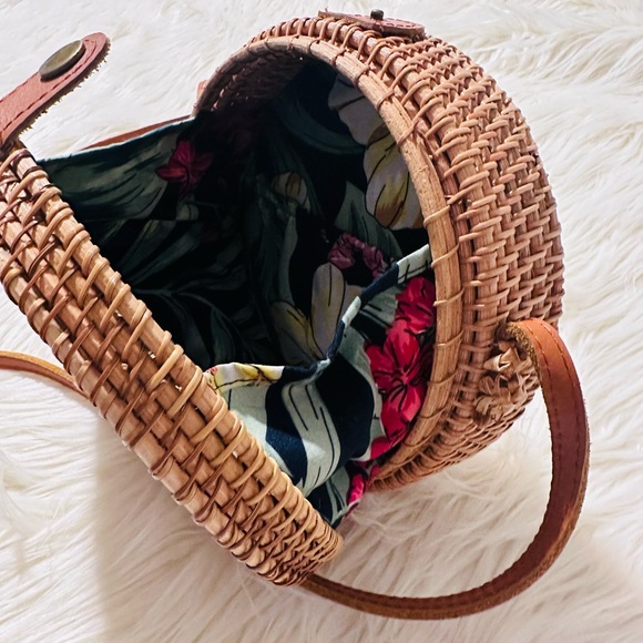 Round rattan crossbody purse - Picture 4 of 6